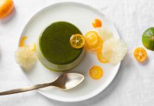 Matcha-Panna-Cotta mit marinierten Zitrusfrüchten