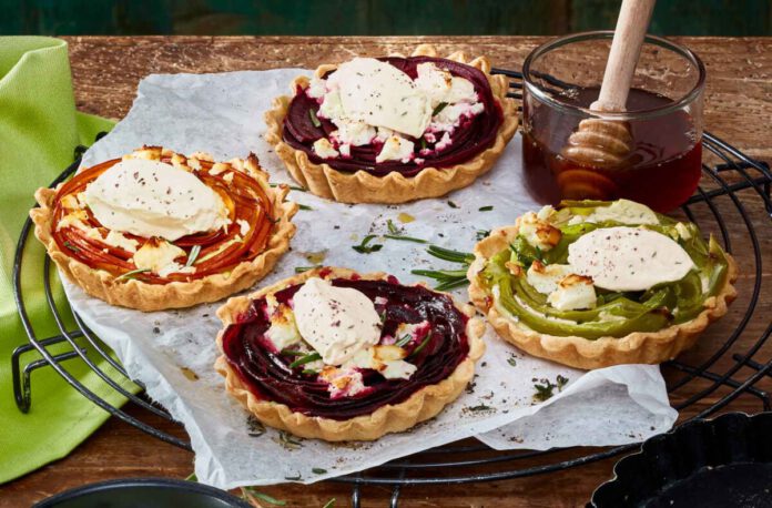 Kleine Gemüse-Feta Tartes mit Knoblauch-Kräuter