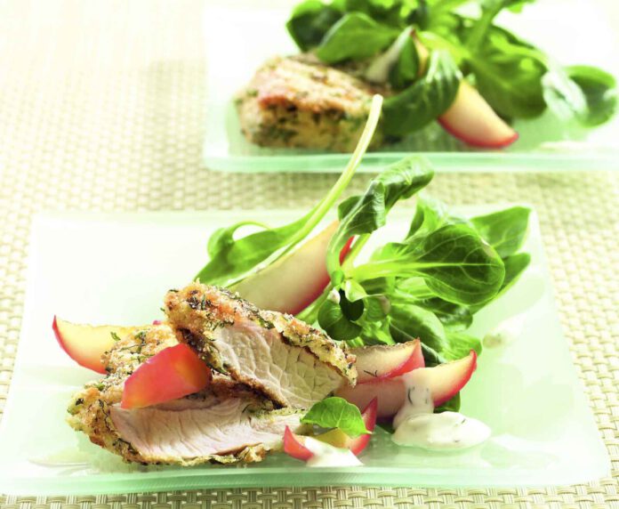 Putensteaks mit Kräuterkruste und glasierten Apfelscheiben auf Salat