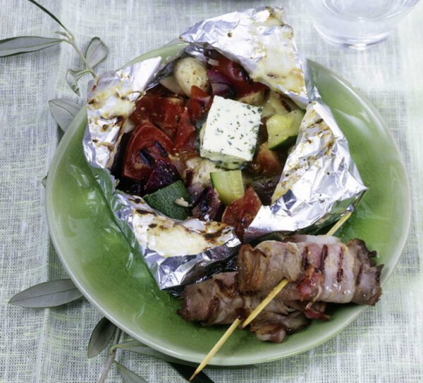 Herzhafte Roastbeefspieße mit Gemüsesäckchen