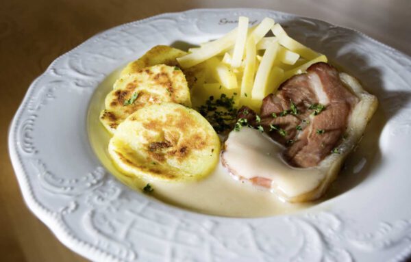 Gefülltes Frankenwaldtäubchen in Eiersauce mit Weinrüben und halbseidenen Backerla