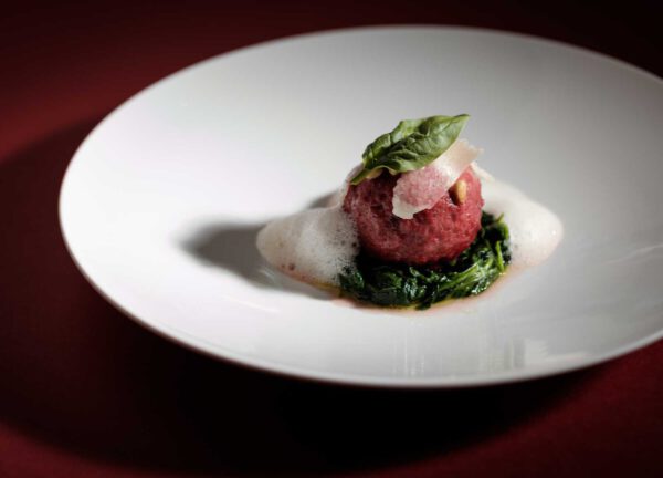 Rote-Bete-Knödel mit Parmesan, brauner Butter und Walnüssen auf glasiertem Blattspinat © Maximilian Moser