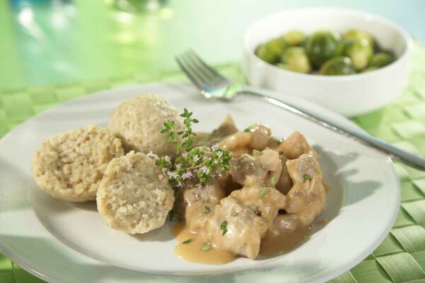 Kaninchenragout mit Gerstenklößchen und Rosenkohl, Foto Deutsche Bahn, WH