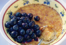 Catalanische Creme mit Blaubeeren in Cassissoße foto dmp / Beltle