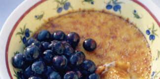 Catalanische Creme mit Blaubeeren in Cassissoße foto dmp / Beltle