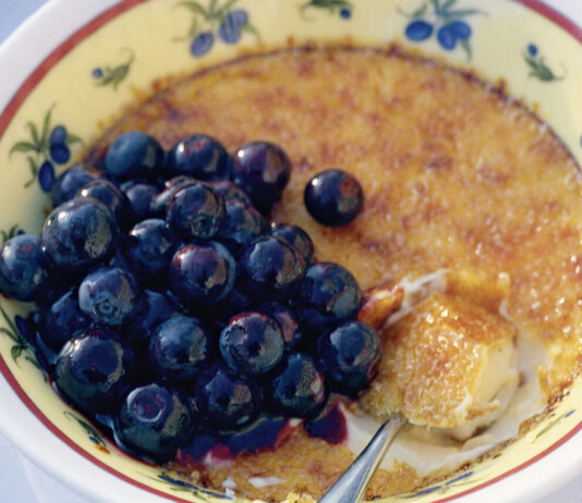 Catalanische Creme mit Blaubeeren in Cassissoße foto dmp / Beltle