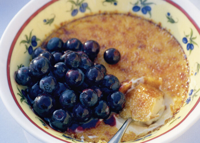 Catalanische Creme mit Blaubeeren in Cassissoße foto dmp / Beltle