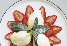 Weiße Schokoladen-Lavendel-Mousse auf Erdbeerstern