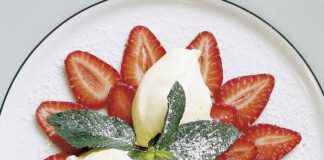 Weiße Schokoladen-Lavendel-Mousse auf Erdbeerstern