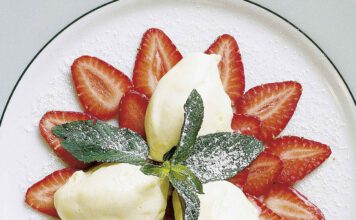 Weiße Schokoladen-Lavendel-Mousse auf Erdbeerstern