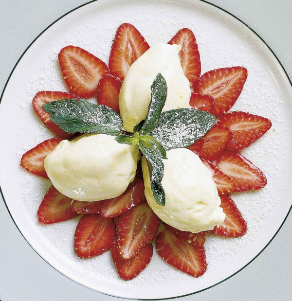 Weiße Schokoladen-Lavendel-Mousse auf Erdbeerstern