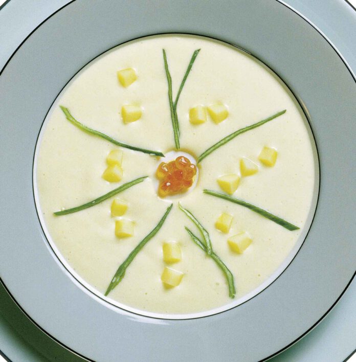 Vichyssoise mit Kartoffelwürfeln