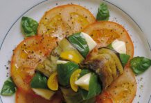 Aubergine mit Mozzarella und Basilikum auf Tomaten-Carpaccio