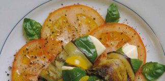 Aubergine mit Mozzarella und Basilikum auf Tomaten-Carpaccio