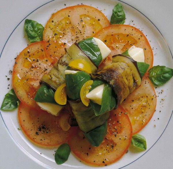 Aubergine mit Mozzarella und Basilikum auf Tomaten-Carpaccio