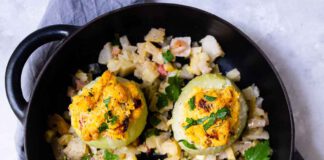 Deftiger Veggie-Klassiker: Geschmorter Kohlrabi mit Käse-Polenta-Füllung, Foto: Deli/Walter Rau. Bild erhalten von Punkt PR, Katharina Fugmann