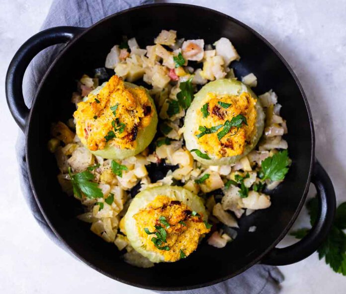 Deftiger Veggie-Klassiker: Geschmorter Kohlrabi mit Käse-Polenta-Füllung, Foto: Deli/Walter Rau. Bild erhalten von Punkt PR, Katharina Fugmann