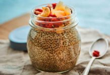 Veganer Chia-Pudding mit Kokoschips, Beeren und Nüssen, Foto: Grafschafter