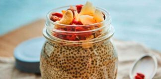 Veganer Chia-Pudding mit Kokoschips, Beeren und Nüssen, Foto: Grafschafter