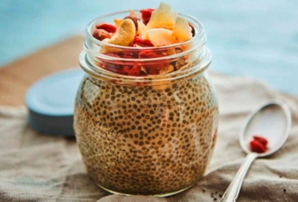 Veganer Chia-Pudding mit Kokoschips, Beeren und Nüssen, Foto: Grafschafter