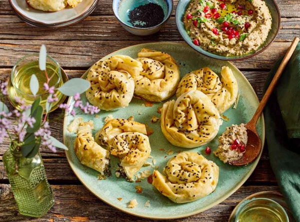 Spinat-Bärlauch-Börek mit Baba Ganoush (vegan) Foto: Grafschafter