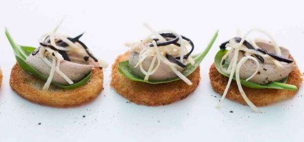 Canapés mit Entenlebercreme und Sellerie-Trüffel-Salat © Johann Lafer, Foto Lafer